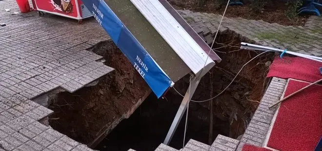 Son dakika: Kadıköy’de 3 katlı binanın önünde çökme