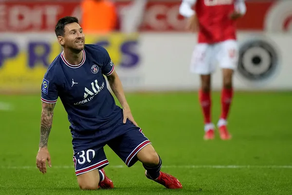 psgde-messi-ilk-kez-forma-giydi-arjantinli-yildiz-galibiyetle-basladi-1630275661522.jpg PSG'de Messi ilk kez forma giydi: Arjantinli yıldız galibiyetle başladı - 2