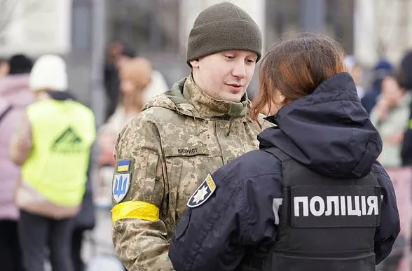 Ukrayna'da aileler cepheye giden askerleri böyle uğurladı - 2
