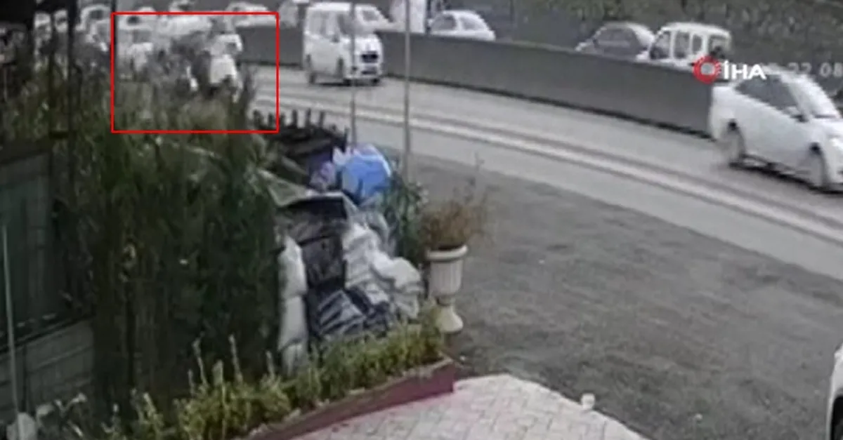Kocaeli'de yürekleri ağza getiren an! Çocuklarıyla birlikte yürüyen kadına araç çarptı
