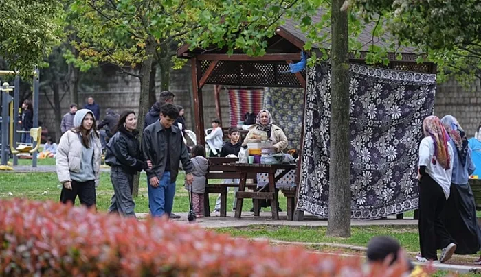 istanbullular-solugu-disarda-aldi-millet-bahcelerine-akin-akin-gittiler-yogunluk-goruntulendi-1745436128810.jpg Kağıthane Millet Bahçesi- Fotoğraf-AA