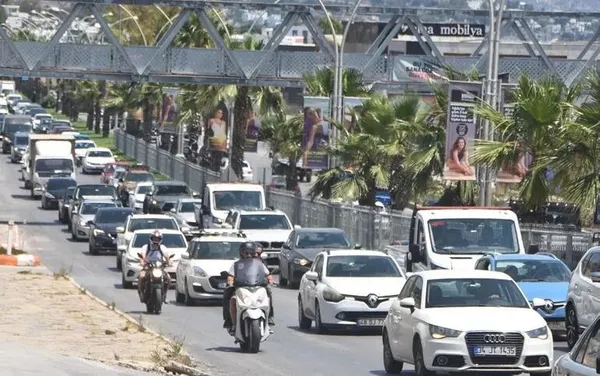 1687526862275.jpeg Her bölgeden Muğla'ya akın ettiler! Trafik kilitlendi 4 kilometre araç kuyruğu oluştu - 3