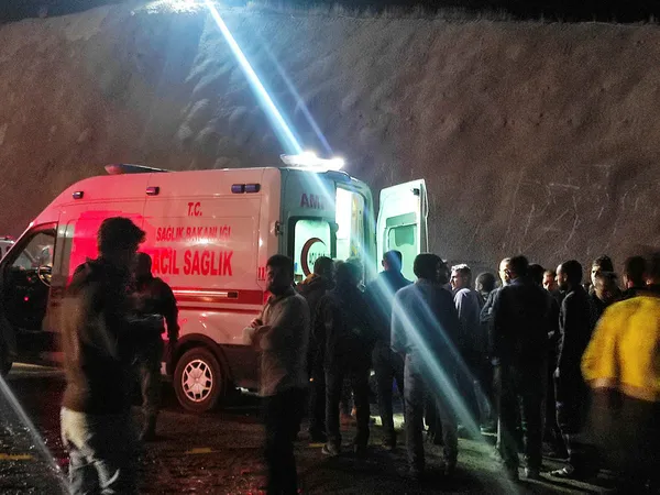 van-hakkari-kara-yolunda-insaat-halindeki-tunelde-gocuk-2-isci-hayatini-kaybetti-1663362935220.jpg Van-Hakkari kara yolunda inşaat halindeki tünelde göçük: 2 işçi hayatını kaybetti - 1