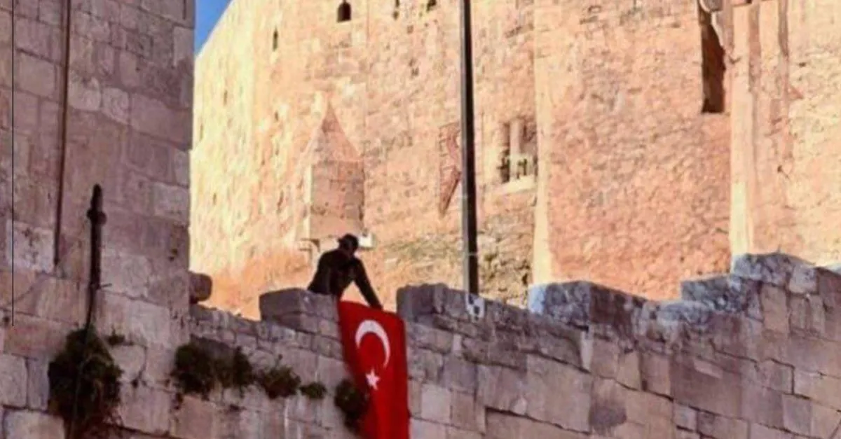 Tarih tekerrür etti! Türk bayrağı Halep Kalesi’ne asıldı