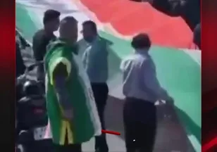 İRANLILAR EL ELE ÜLKESİNİN YANINDA