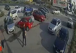 Zonguldak'ın Ereğli ilçesinde otomobil önce motosiklete, ardından park halindeki 5 araca çarptı: 3 yaralı! Kaza anı kamerada