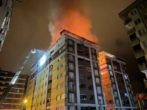 rizede-dehsete-dusuren-yangin-geceyi-alevler-aydinlatti-1654492460561.jpg Rize'de korkutan patlama! İtfaiye ekiplerini alarma geçiren yangın - 8