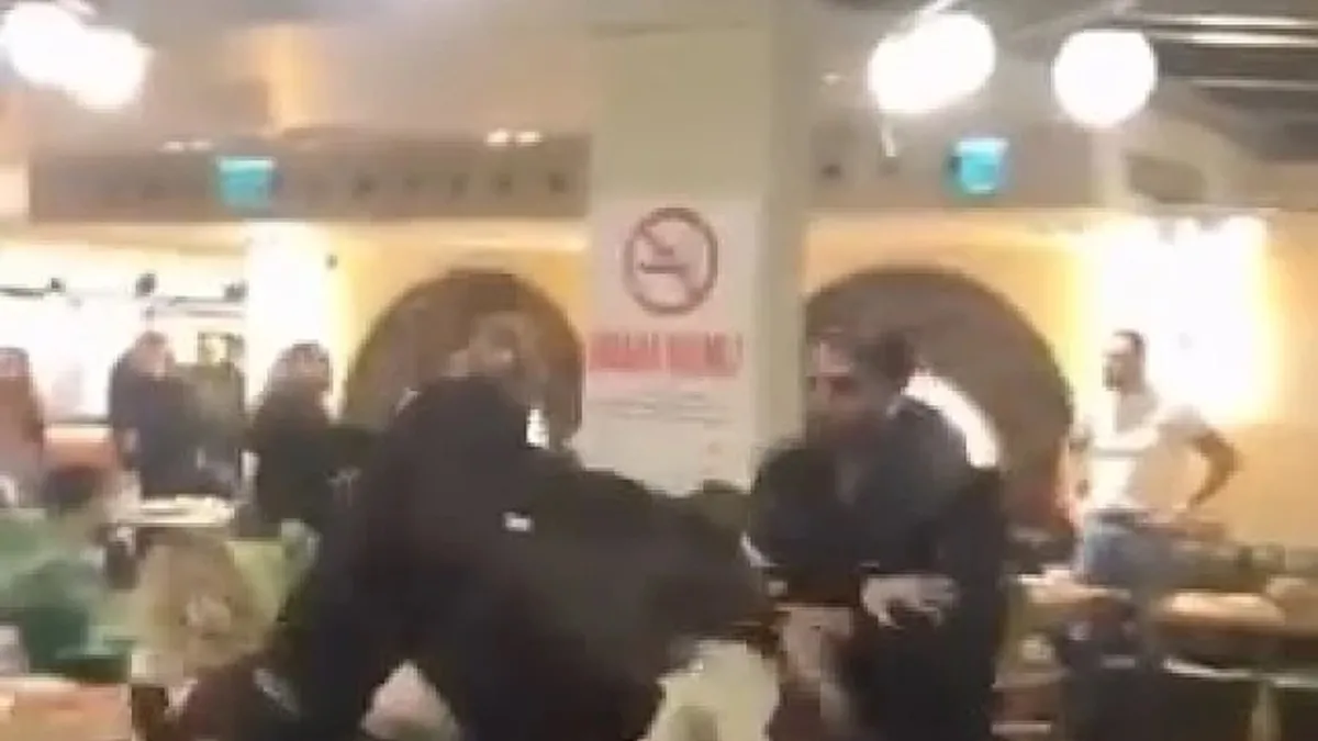 Beşiktaş’ta korku dolu anlar! Dönercide tekme ve yumruklarla kavga ettiler