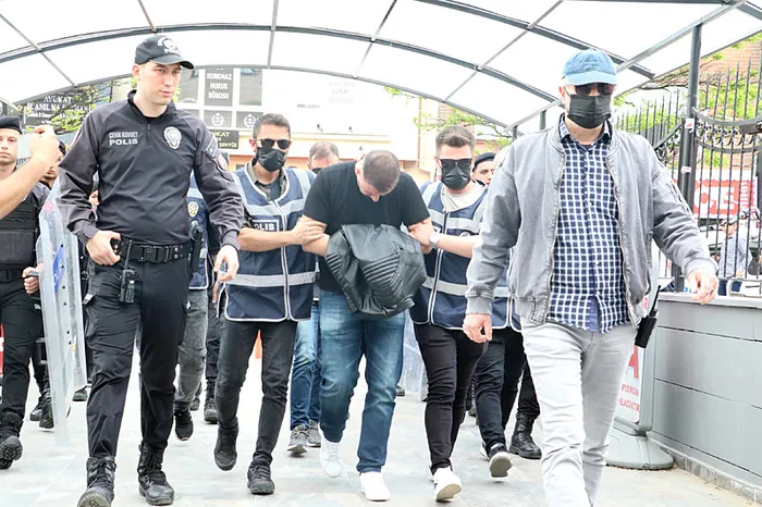 Eskişehir'de Kelime-i Tevhit bayrağına saldırı olayı | Gözaltına alınan saldırganın ifadesi ortaya çıktı! Uyarmaya gitmiş - 2