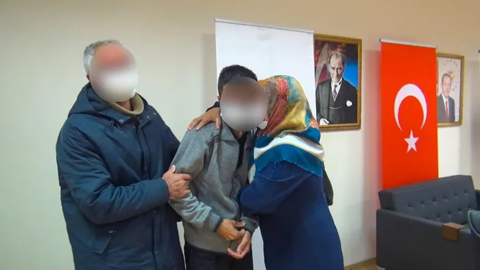 Son dakika: Muş'ta ikna edilen PKK'lı ailesiyle buluşturuldu - 3