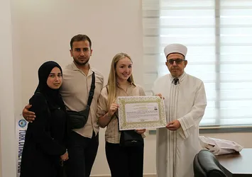 Hollandalı genç kız Müslüman oldu