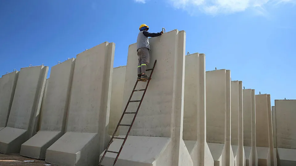 Suriye sınırına beton blok sevkiyatı