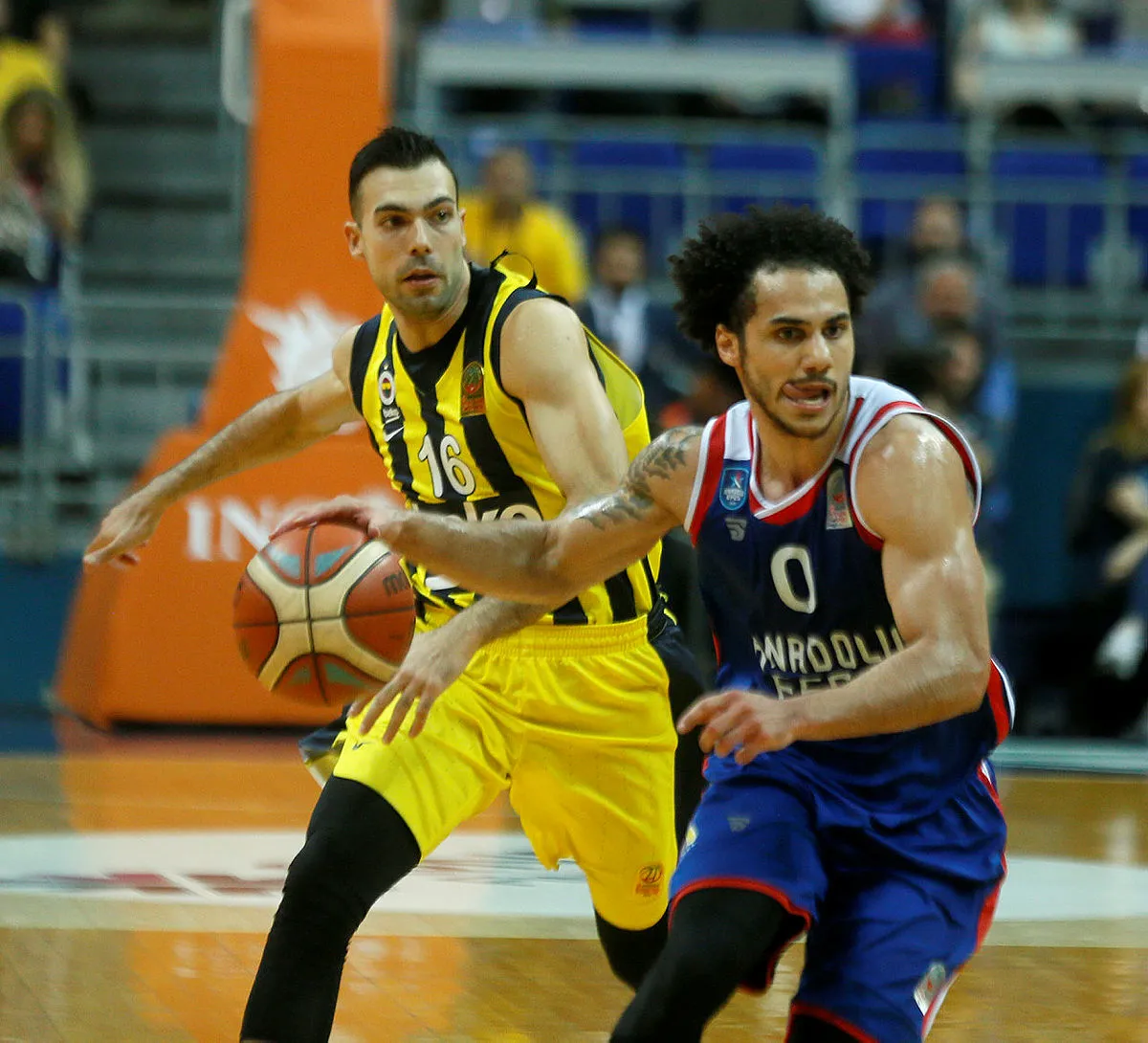 Anadolu Efes, Fenerbahçe karşısında kazanarak seride öne geçti