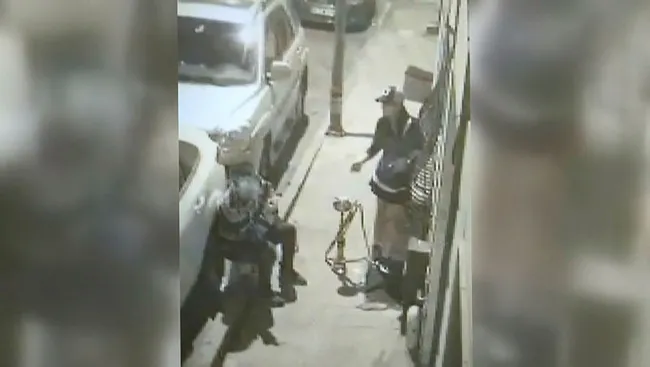 İstanbul’da cani sevgili kız arkadaşını bayıltana kadar dövüp çuval gibi sırtında taşıdı - 4