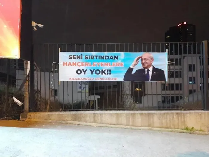 kilicdaroglu-destekcileri-sahaya-indi-istanbulda-kilicdaroglu-fotografli-hancercilere-oy-yok-afisleri-1711502063526.jpeg Kılıçdaroğlu destekçileri sahaya indi! İstanbul sokakları ‘Hançercilere oy yok’ afişleri ile donatıldı - 7