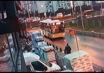İETT otobüsü direksiyon hakimiyetini kaybetti! Önce kaldırıma sonra da iş yerine girdi