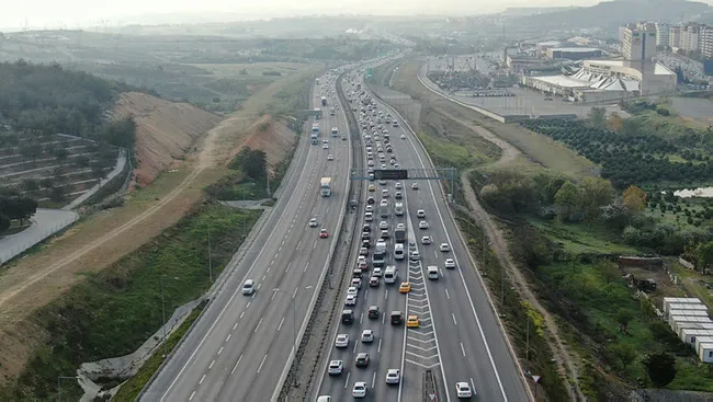 İstanbul'da "tam kapanma" öncesinde şehir dışına çıkmak isteyenler nedeniyle trafik yoğunlaştı - 4