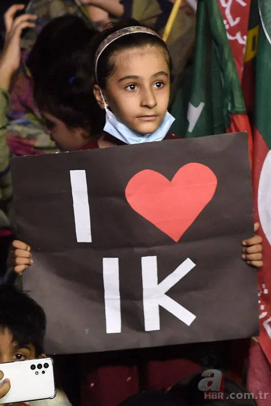 Imran Khan'ın destekçileri Pakistan'da sokağa döküldü! Muhalefete "ABD'nin hainleri" tepkisi 23