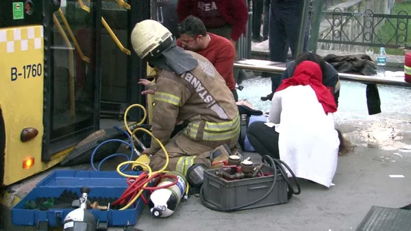 İETT otobüsü durağa çarptı! Çok sayıda yaralı var