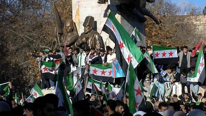 Suriyeliler sokaklarda Esad rejiminin çöküşünü kutladı! Fatih’te büyük kutlama yürüyüşü