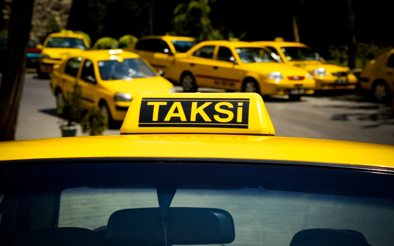 Taksiciler Uber'e tepkili