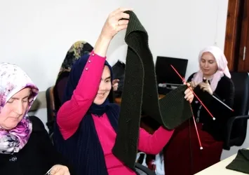 Mehmetçik için kalp gözüyle örüyorlar