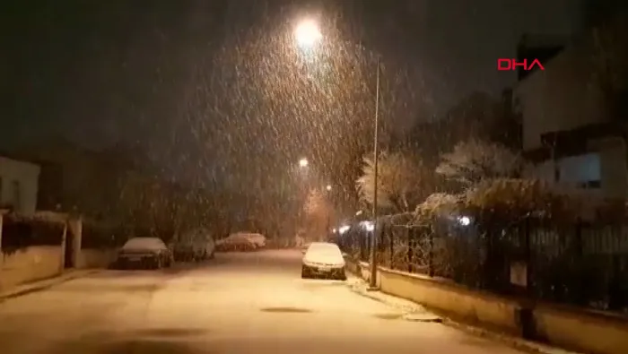 İstanbul'da yoğun kar yağışı etkili oldu | Kent kısa sürede beyaza büründü - 2