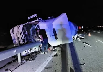 Konya'da devrilen tırın sürücüsü öldü