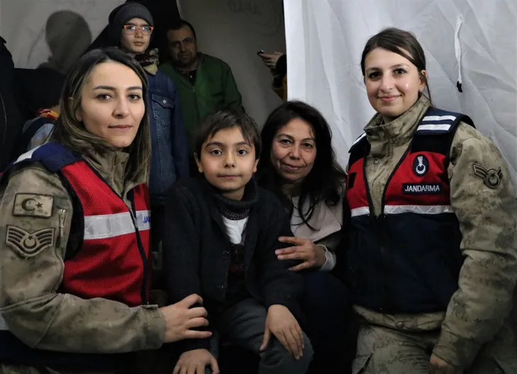 elazigda-depremzede-cocuga-cadirda-dogum-gunu-1580745665915.jpg Elazığ'da depremzede çocuğa çadırda doğum günü - 4