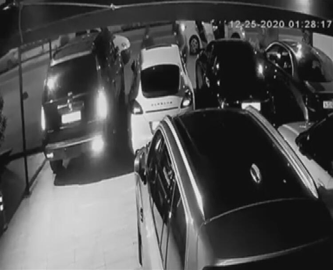 İstanbul'da lüks otomobilin 70 bin liralık farlarını 10 saniyede çaldılar - 4