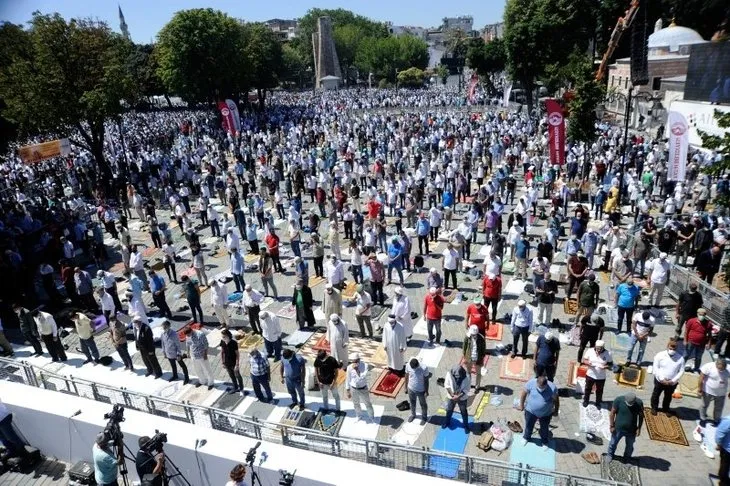 86 yıllık hasret bir cuma vakti vuslata erdi! Ayasofya Camii'nin ibadete açılışının yıl dönümü