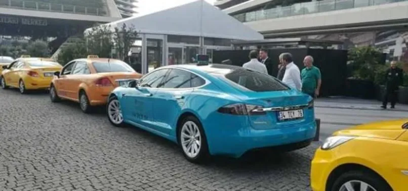 Uber'e karşı Tesla marka turkuaz taksi
