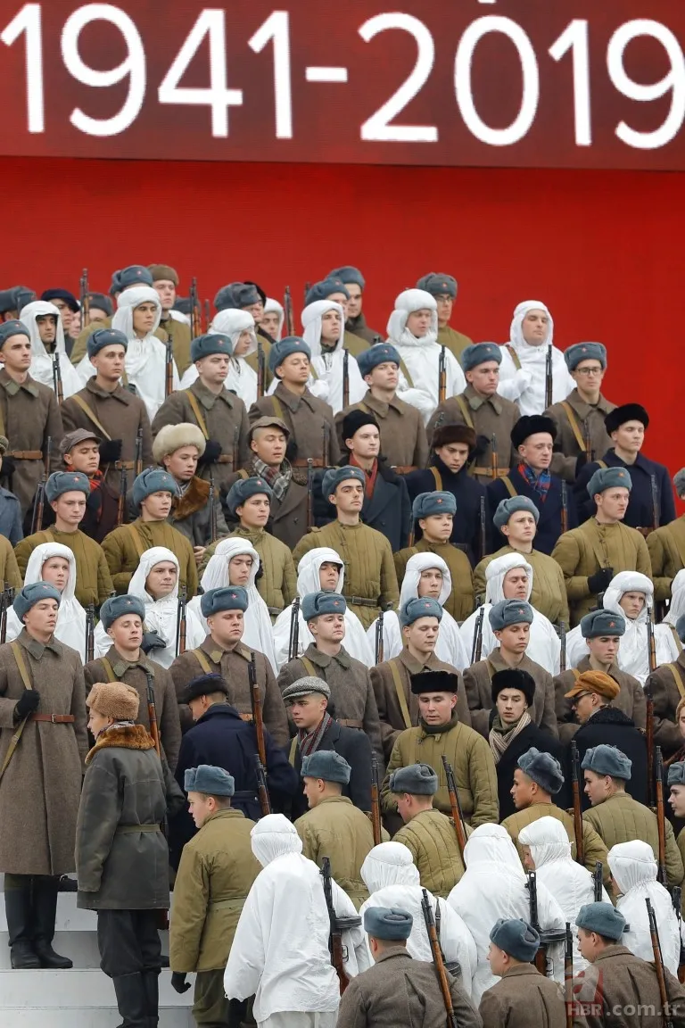 Rusya'dan renkli görüntüler! 'Sovyet askerleri' Kızıl Meydan'da... 8