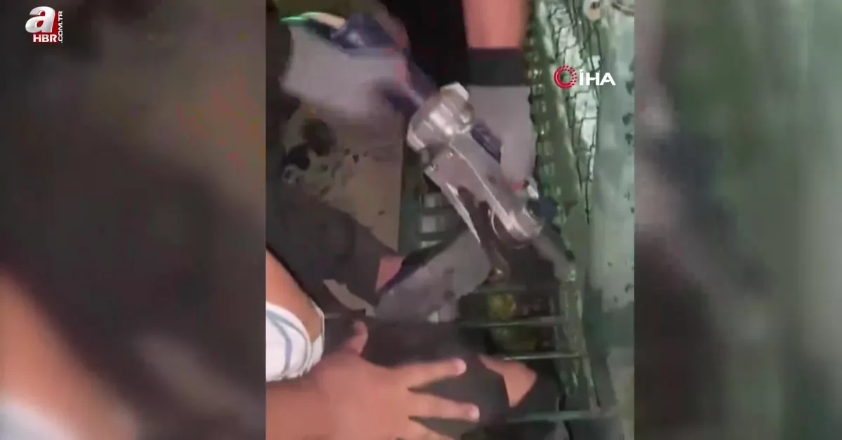Bacağı mazgala sıkışan çocuk kurtarıldı
