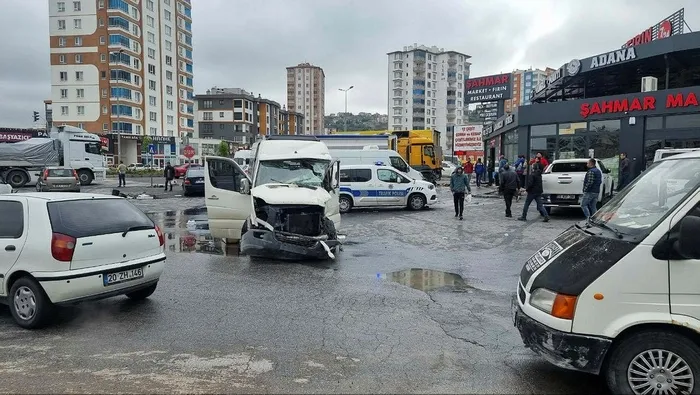kayseride-6-arac-birbirine-girdi-zincirleme-kazada-6-yarali-1714977406820.jpeg Kayseri'de 6 araç birbirine girdi! Zincirleme kazada 6 yaralı - 1