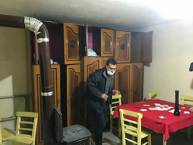 Adana'da evi kumarhaneye çevirmişler! 16 kişiye ceza kesildi - 1