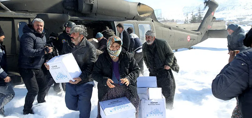 Depremzedeler jandarma desteği ile tahliye ediliyor