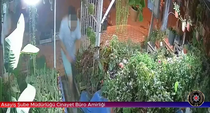 trafik-kazasi-anlasmazligi-husumete-donustu-8-kisinin-yaralandigi-silahli-saldiri-kamerada-1720218678201.jpg Trafik kazası anlaşmazlığı husumete dönüştü! 8 kişinin yaralandığı silahlı saldırı kamerada - 1