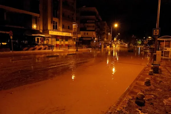 Muğla'da hayatı felç eden dolu! Rögarlar patladı evleri su bastı - 4