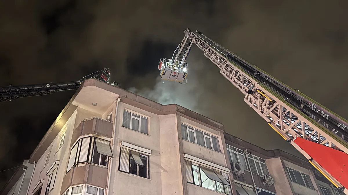 Üsküdar'da 5 katlı binanın çatı katında yangın