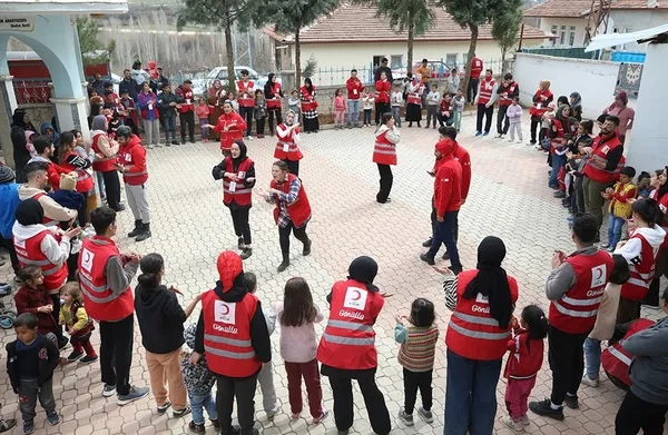 kizilay-asrin-felaketinin-yaralarini-sarmaya-devam-ediyor-48-bin-411-personel-gorev-basinda-1679296596069.jpg Kızılay asrın felaketinin yaralarını sarmaya devam ediyor! 48 bin 411 personel görev başında - 8