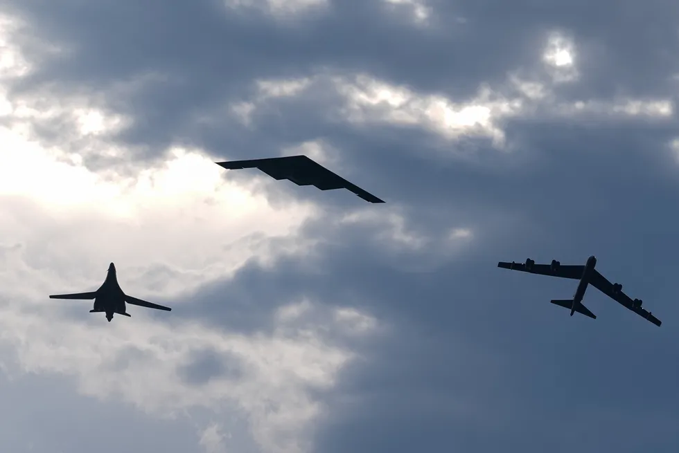 CANLI ABD, İran'a yönelik saldırılarda ilk kez B-1 stratejik bombardıman uçağını kullandı; savaş Körfez'e yayılma riskiyle kritik eşiğe ulaştı - 2