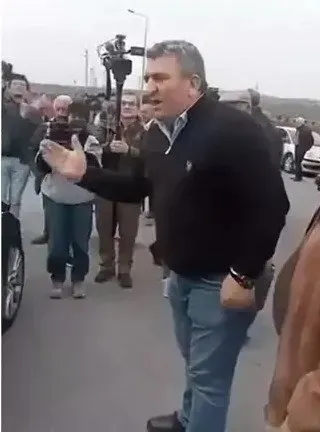 chpli-gokan-zeybeke-canli-yayinda-tepki-sen-akpye-hizmet-eden-adamsin-1743070882417.jpeg CHP’li Gökan Zeybek’e canlı yayında tepki!