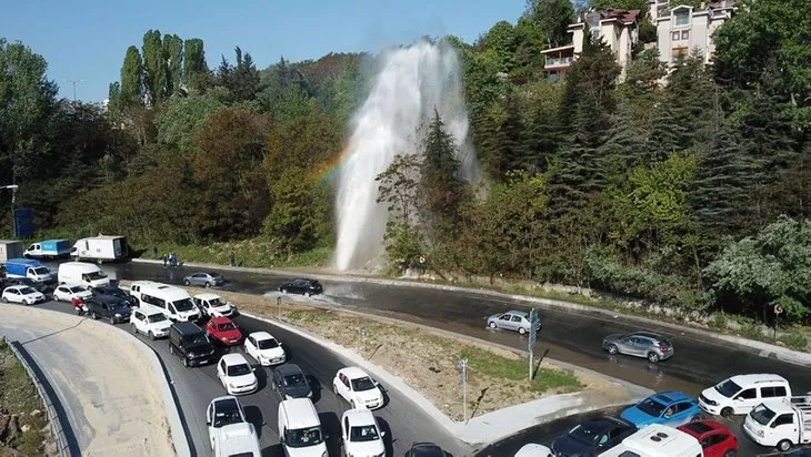 İSKİ borusu patladı! Su metrelerce yükseğe fışkırdı, yollar göle döndü