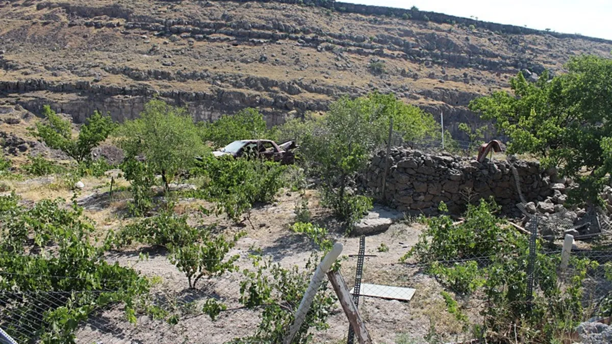 Kayseri'de müstakil evin bahçesine otomobil düştü!
