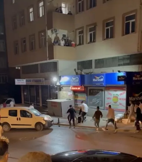 istanbulda-meydan-kavgasi-tekmeler-yumruklar-havada-ucustu-1659426529961.jpg İstanbul’da meydan kavgası! Tekmeler yumruklar havada uçuştu - 2