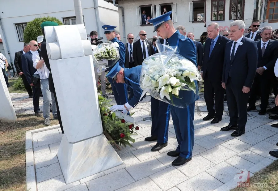 Başkan Erdoğan, Aliya İzzetbegoviç'in kabrini ziyaret etti 12