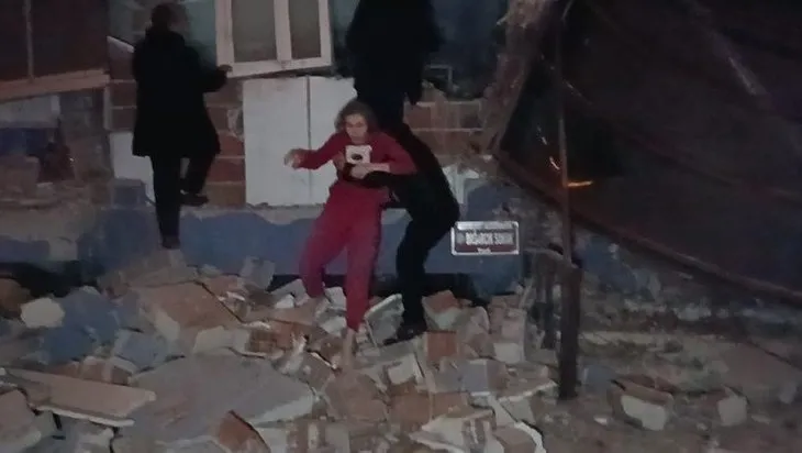 KAHRAMANMARAŞ'TA 7,4'LÜK DEPREM! Deprem bölgesinde kurtarma çalışmaları devam ediyor | İğne deliğinden çıkarıldılar