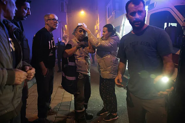 fatihte-igdasin-dogal-gaz-alt-yapi-calismasi-sirasinda-patlama-10-yarali-1668626868179.jpg Fatih'te İGDAŞ'ın 🔥 doğal gaz alt yapı çalışması sırasında patlama: 10 yaralı | İşte olay yerinden savaş gibi görüntüler... 🚨 - 5