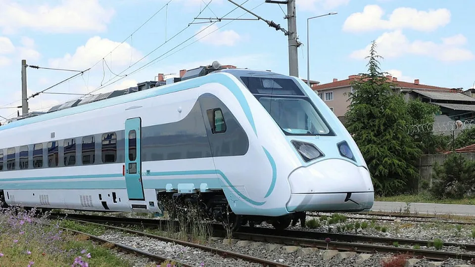 'Milli Elektrikli Tren'de heyecanlandıran gelişme! Raylara iniyor